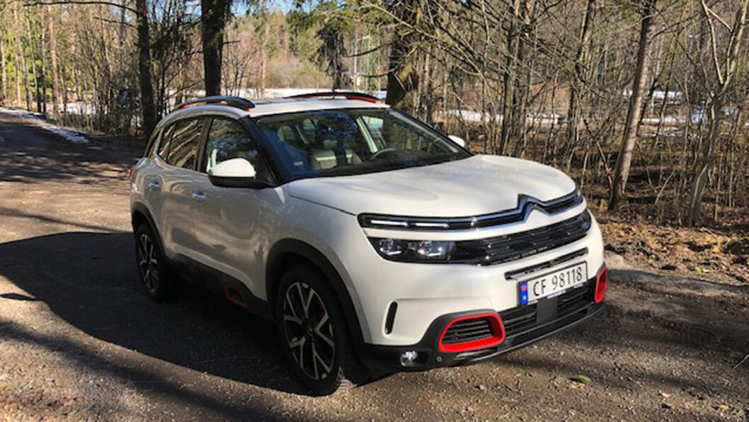 JE SUIS C5: Fargevalgene og dekormulighetene er mange på C5 Aircross. Bilen har et særpreget design, spesielt utvendig – i god Citroën-tradisjon. JE SUIS C5: Fargevalgene og dekormulighetene er mange på C5 Aircross. Bilen har et særpreget design, spesielt utvendig – i god Citroën-tradisjon.