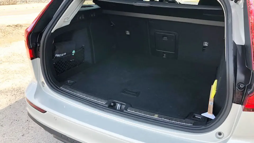 PRAKTISK: Bagasjerommet på 529 er lite sammenliknet med billigere og mer folkelige stasjonsvogner som Passat og Superb, men større enn hos premiumkonkurrentene fra BMW, Audi og Mercedes. PRAKTISK: Bagasjerommet på 529 er lite sammenliknet med billigere og mer folkelige stasjonsvogner som Passat og Superb, men større enn hos premiumkonkurrentene fra BMW, Audi og Mercedes.