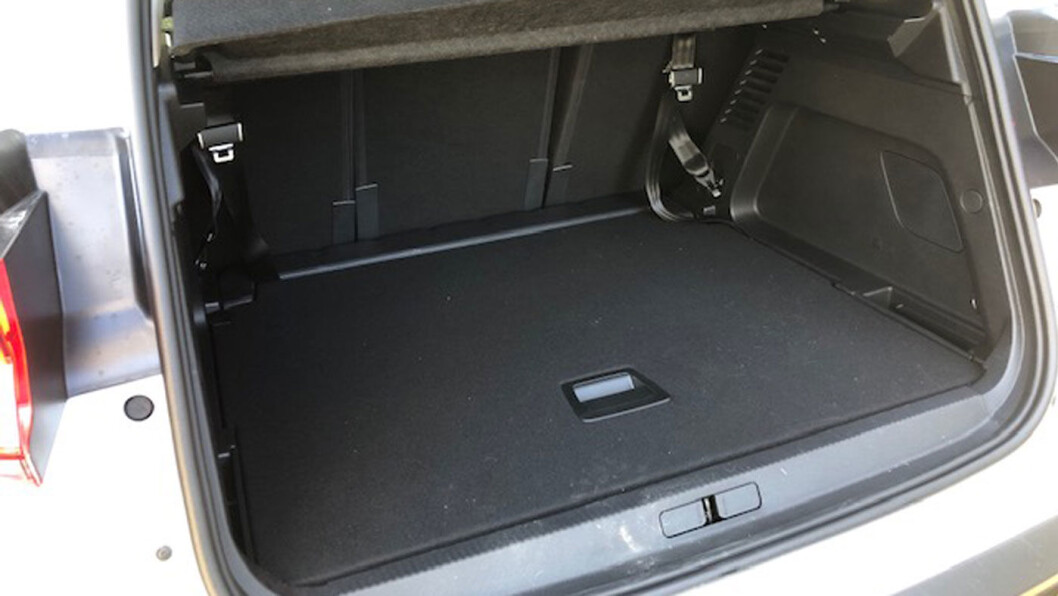BRA PLASS: Bagasjerommet har et volum på 580 liter som femseter, i tillegg kan baksetet (over) justeres separat i tre deler. BRA PLASS: Bagasjerommet har et volum på 580 liter som femseter, i tillegg kan baksetet (over) justeres separat i tre deler.