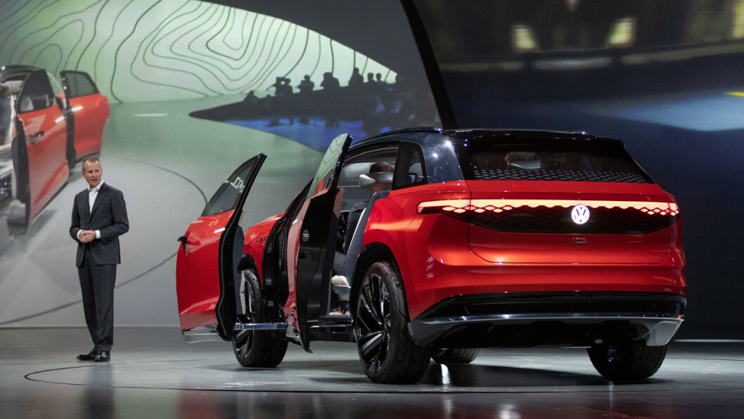 ROMMET UTVIDES: Denne bilen er bare to år unna. VW-sjefen Herbert Diess viste fram SUV’en I.D. Roomzz i forkant av Shanghai-utstillingen. ROMMET UTVIDES: Denne bilen er bare to år unna. VW-sjefen Herbert Diess viste fram SUV’en I.D. Roomzz i forkant av Shanghai-utstillingen.