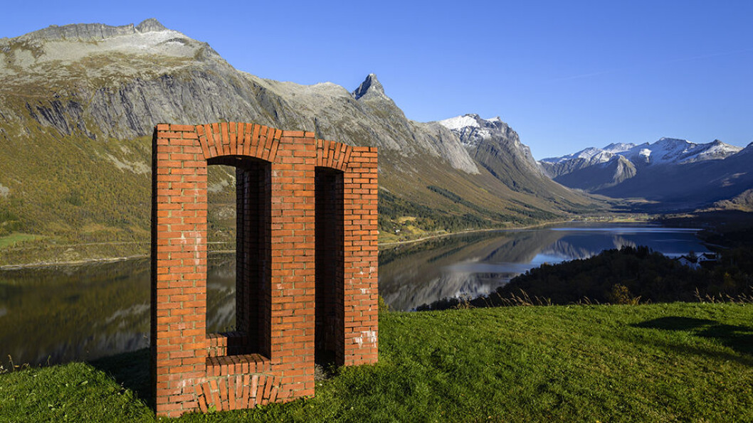 SKULPTURLANDSKAP NORDLAND: Installasjonen Varde av Per Kirkeby ved Fv452 ved Bjærangfjorden i Meløy, en sidevei til Nasjonal turistveg Helgelandskysten. Fv452 mellom Halsa og Vassdalsvik er alternativ kjørerute til Fv17 gjennom Svartistunnelen. Foto: Steinar Skaar / Statens vegvesen SKULPTURLANDSKAP NORDLAND: Installasjonen Varde av Per Kirkeby ved Fv452 ved Bjærangfjorden i Meløy, en sidevei til Nasjonal turistveg Helgelandskysten. Fv452 mellom Halsa og Vassdalsvik er alternativ kjørerute til Fv17 gjennom Svartistunnelen. Foto: Steinar Skaar / Statens vegvesen