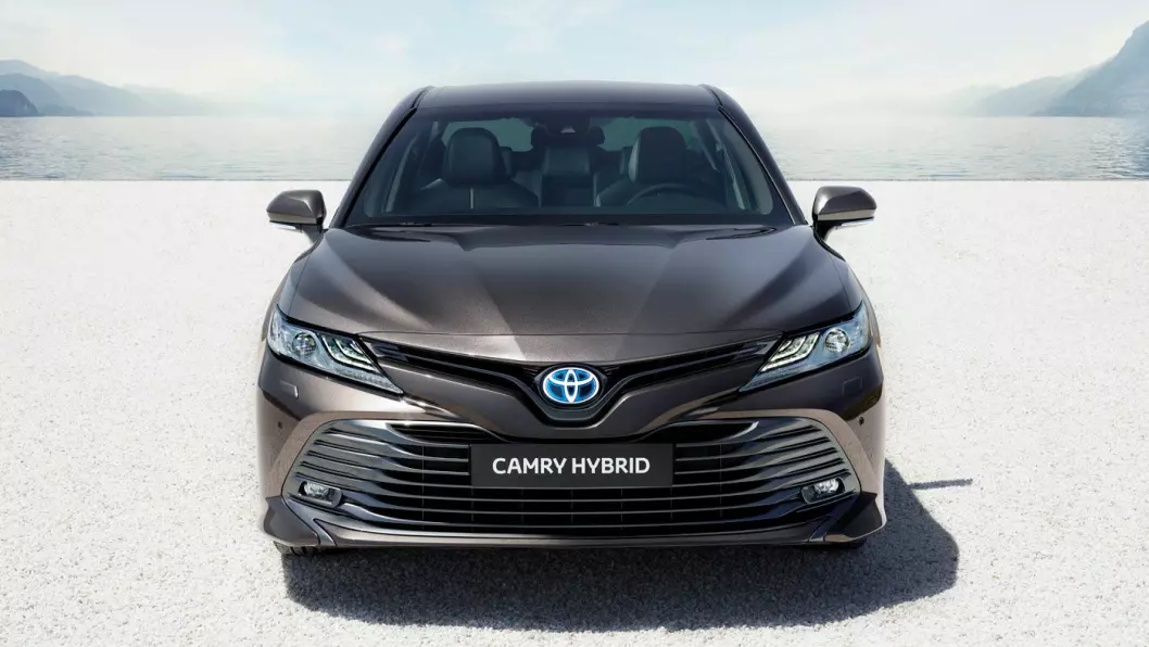 ELEGANT: Forfra synes vi Toyota har lykkes godt med designet på nye Camry. Hekken blir mer anonym.