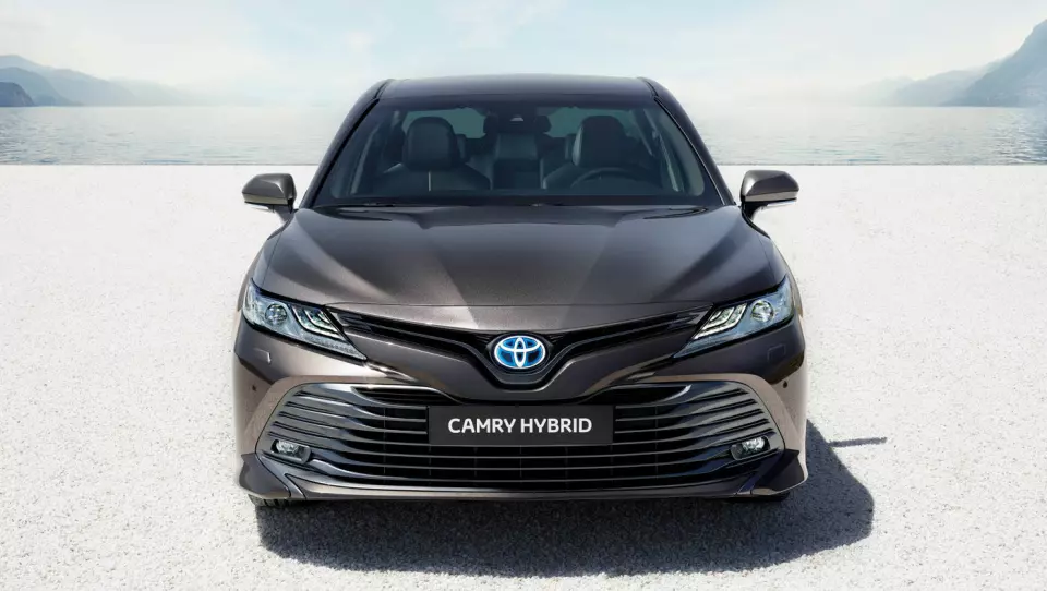 ELEGANT: Forfra synes vi Toyota har lykkes godt med designet på nye Camry. Hekken blir mer anonym.