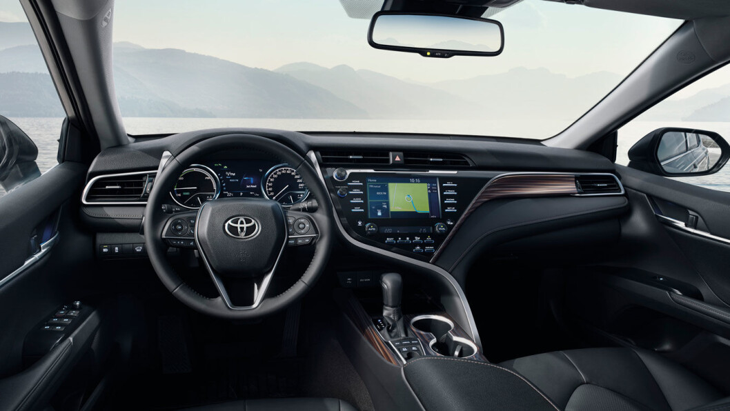 TYPISK: Disse linjene og instrumentene kjenner vi igjen fra Toyota/Lexus-universet. Kvalitetsfølelsen er bra. De færreste nye biler leveres med CD-spiller, men Camry er nok myntet på litt eldre, konservative kjøpere. TYPISK: Disse linjene og instrumentene kjenner vi igjen fra Toyota/Lexus-universet. Kvalitetsfølelsen er bra. De færreste nye biler leveres med CD-spiller, men Camry er nok myntet på litt eldre, konservative kjøpere. 