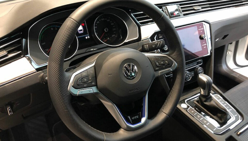 BEDRE: En litt eldre Passat GTE med tydelige knapper og velkjente knepp, det er slike ratt VW-kundene vil ha.