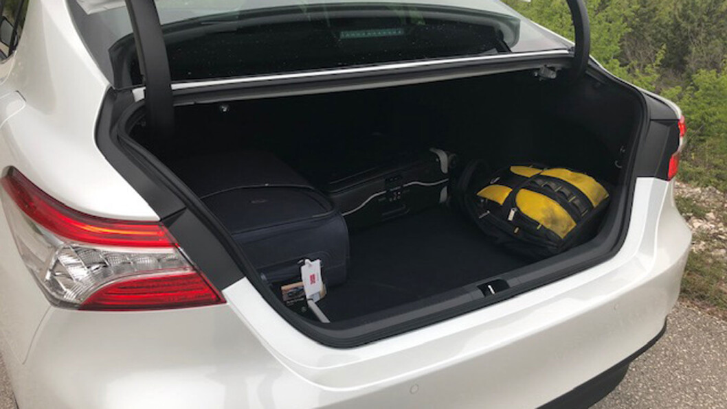 PLASS NOK: Klarer du deg uten høyden opp til taket, så er 524 liter bagasjevolum bedre enn svært mange SUV’er og på nivå med for eksempel Volvo V60. PLASS NOK: Klarer du deg uten høyden opp til taket, så er 524 liter bagasjevolum bedre enn svært mange SUV’er og på nivå med for eksempel Volvo V60.