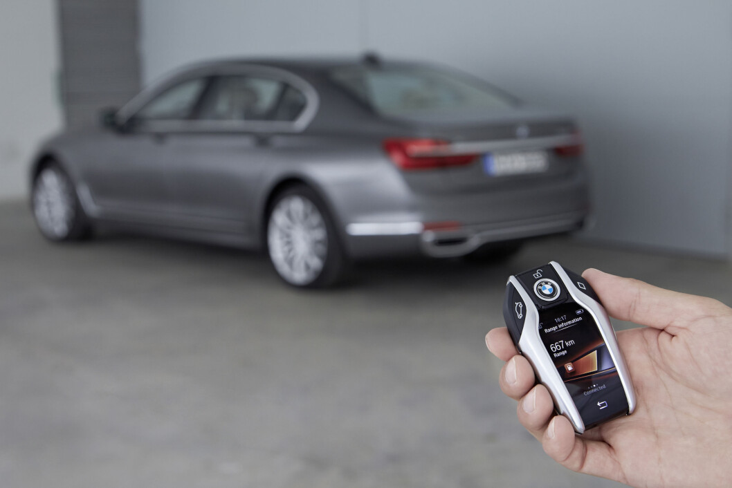 SMART NØKKEL: Med en liten berøring av nøkkelen, kjører bilen pent og rolig inn og ut av parkeringsplassen. Foto: BMW SMART NØKKEL: Med en liten berøring av nøkkelen, kjører bilen pent og rolig inn og ut av parkeringsplassen. Foto: BMW