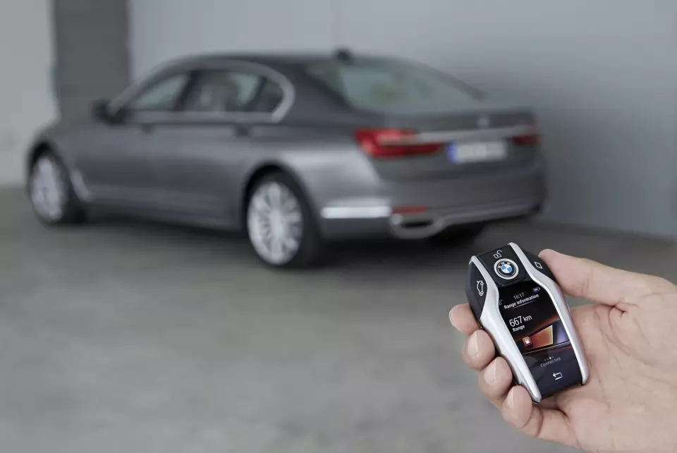 SMART NØKKEL: Med en liten berøring av nøkkelen, kjører  bilen pent og rolig inn og ut av parkeringsplassen. Foto: BMW
