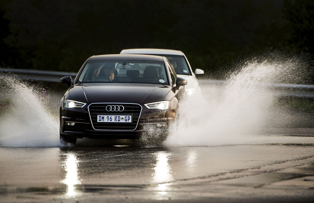 KRITISK: Våt asfalt er det mest kritiske underlaget for sommerdekk. Det er stor forskjell på de beste og dårligste dekkene, viser Motors test Foto: Lasse Allard KRITISK: Våt asfalt er det mest kritiske underlaget for sommerdekk. Det er stor forskjell på de beste og dårligste dekkene, viser Motors test Foto: Lasse Allard