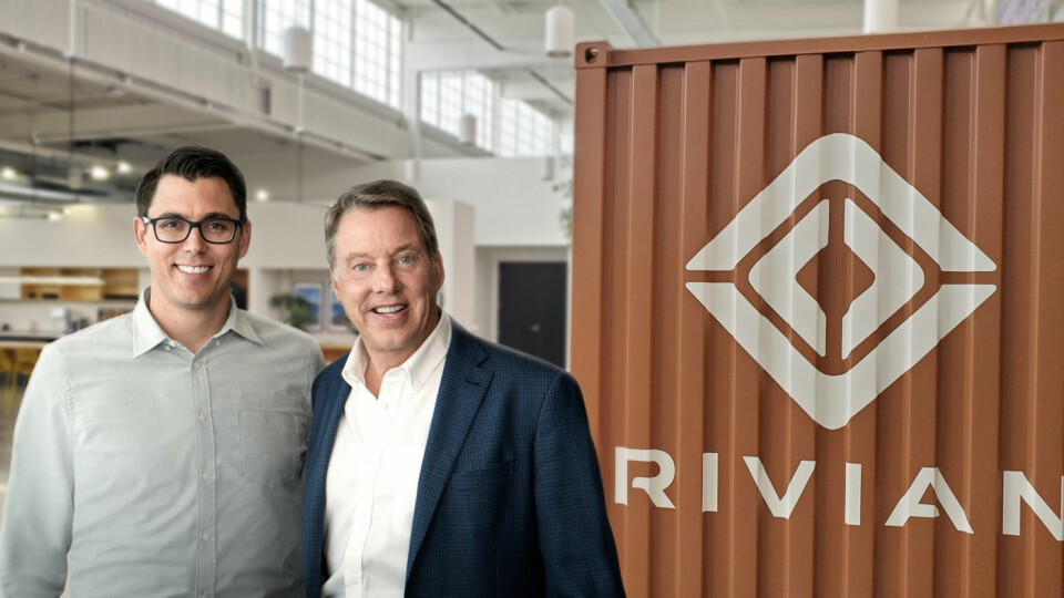 TEAMER OPP: Rivian-gründeren RJ Scaringe (t.v.) og Bill Ford, styreleder i Ford Motor Company, varsler et samarbeid som blant annet innebærer at det kommer en hel serie elektriske Ford-modeller på Rivians plattform.