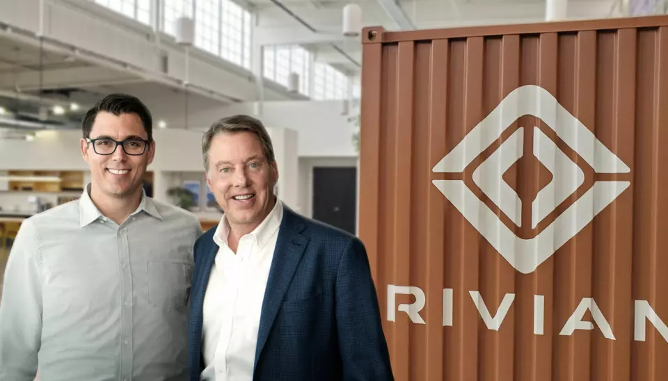 SAMARBEIDER: Rivian-gründer RJ Scaringe (t.v.) og Bill Ford, styreleder i Ford. Tesla anklager nå Rivian for å ha tilegnet seg hemmelig informasjon.