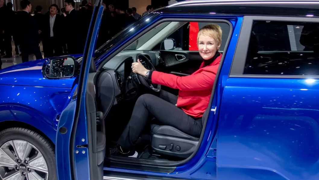 PRISHOPP: Kia e-Soul har steget kraftig i pris. Administrerende direktør for Kia, Irene Solstad, er naturligvis spent på mottakelsen. Foto: Peter Raaum PRISHOPP: Kia e-Soul har steget kraftig i pris. Administrerende direktør for Kia, Irene Solstad, er naturligvis spent på mottakelsen. Foto: Peter Raaum