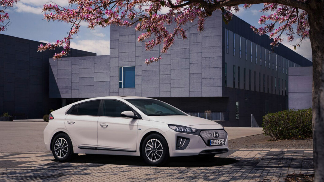 ANSIKTSLØFT: Hyundai Ioniq kommer oppgradert til høsten – med bedre rekkevidde og freshere design. ANSIKTSLØFT: Hyundai Ioniq kommer oppgradert til høsten – med bedre rekkevidde og freshere design.