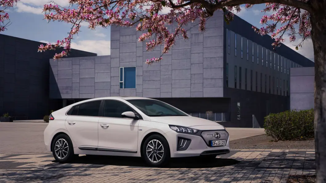 ANSIKTSLØFT: Hyundai Ioniq kommer oppgradert til høsten – med bedre rekkevidde og freshere design. ANSIKTSLØFT: Hyundai Ioniq kommer oppgradert til høsten – med bedre rekkevidde og freshere design.