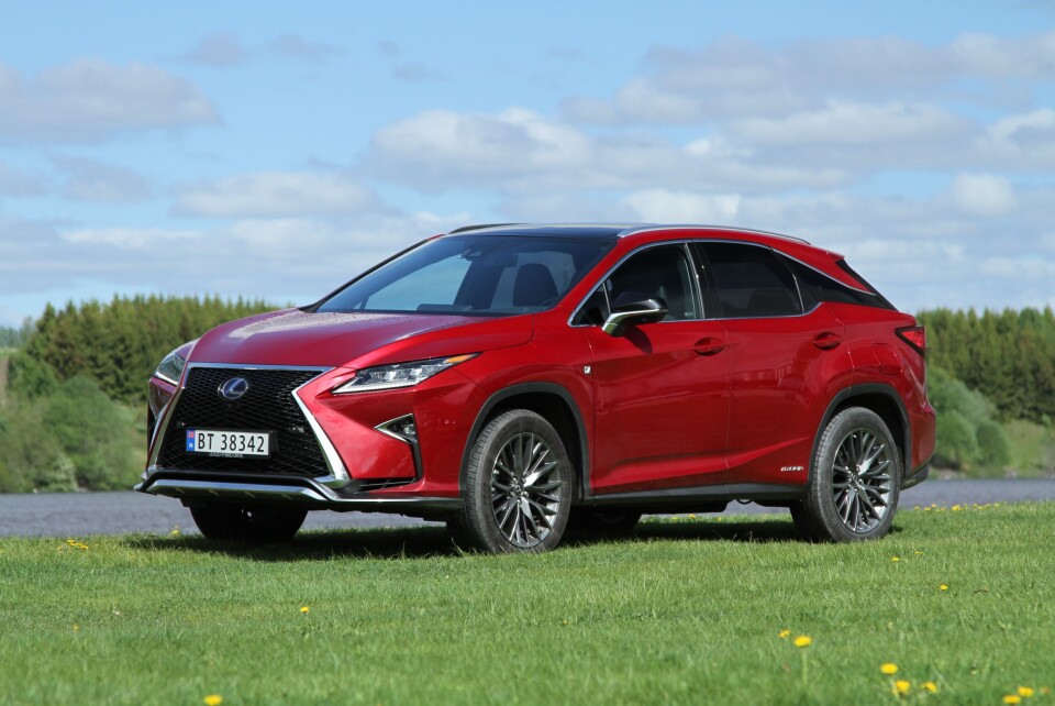 SPISER FOTGJENGERE: Lexus RX 450h kommer med to ansikter. F-Sport-modellen som vi har kjørt, ser ut som om den spiser små barn til frokost. Standard-utgaven er noe mer avdempet. Foto: Rune Korsvoll SPISER FOTGJENGERE: Lexus RX 450h kommer med to ansikter. F-Sport-modellen som vi har kjørt, ser ut som om den spiser små barn til frokost. Standard-utgaven er noe mer avdempet. Foto: Rune Korsvoll