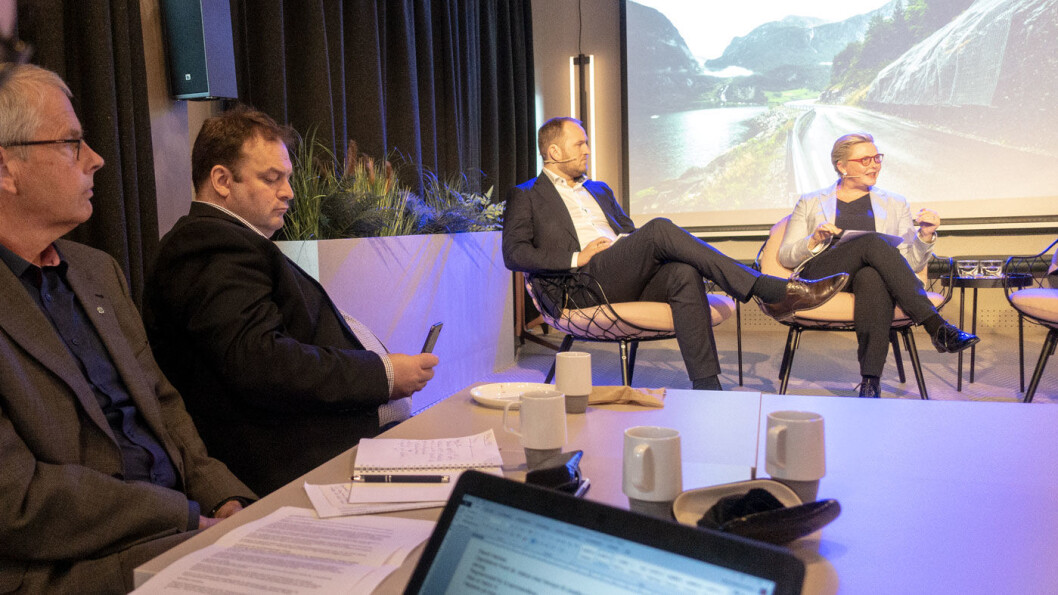 IKKE NOE Å MELDE: Odda-ordfører Roald Aga Haug (med mobil) og Suldal-politiker Torkel Myklebust (t.v.) fikk ingen gladmelding å varsle om fra statsråd Jon Georg Dale under frokostmøtet hos NAF tirsdag. Foto: Peter Raaum IKKE NOE Å MELDE: Odda-ordfører Roald Aga Haug (med mobil) og Suldal-politiker Torkel Myklebust (t.v.) fikk ingen gladmelding å varsle om fra statsråd Jon Georg Dale under frokostmøtet hos NAF tirsdag. Foto: Peter Raaum