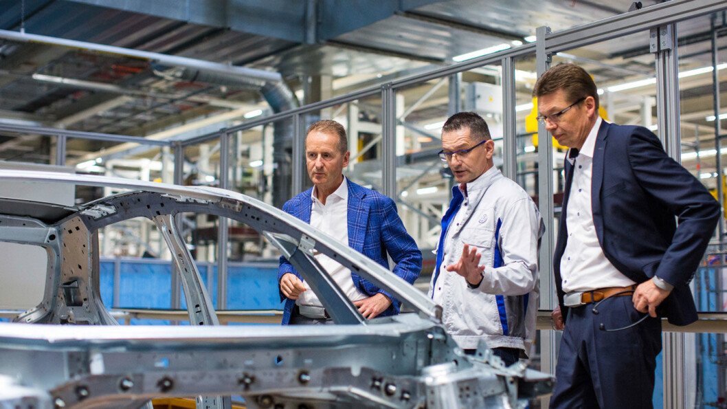 EN LITEN SJEKK: Volkswagens toppsjef Herbert Diess (t.v.) får en innføring i ID.3-produksjonen ved VWs nye elbilfabrikk i Zwickau av to av sine medarbeidere. Foto: Volkswagen AG EN LITEN SJEKK: Volkswagens toppsjef Herbert Diess (t.v.) får en innføring i ID.3-produksjonen ved VWs nye elbilfabrikk i Zwickau av to av sine medarbeidere. Foto: Volkswagen AG
