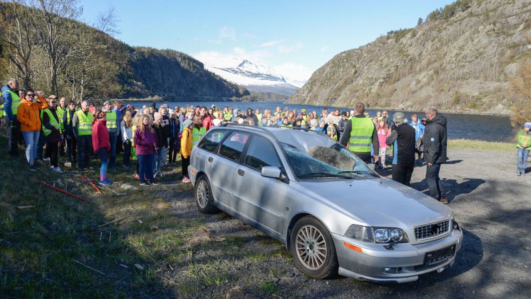 AKSJON: Mandag aksjonerte foreldre og barn i Vang i Valdres. Det mest rasutsatte området er fjellveggen i bakgrunnen. Foto: Hallgrim Rogn AKSJON: Mandag aksjonerte foreldre og barn i Vang i Valdres. Det mest rasutsatte området er fjellveggen i bakgrunnen. Foto: Hallgrim Rogn