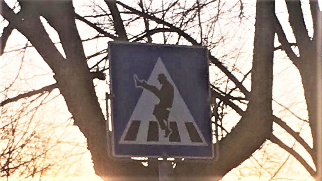 SVÆRE STEG: Mann med hatt ved fotgjengerovergang i Ørje i Østfold. Foto: Privat SVÆRE STEG: Mann med hatt ved fotgjengerovergang i Ørje i Østfold. Foto: Privat