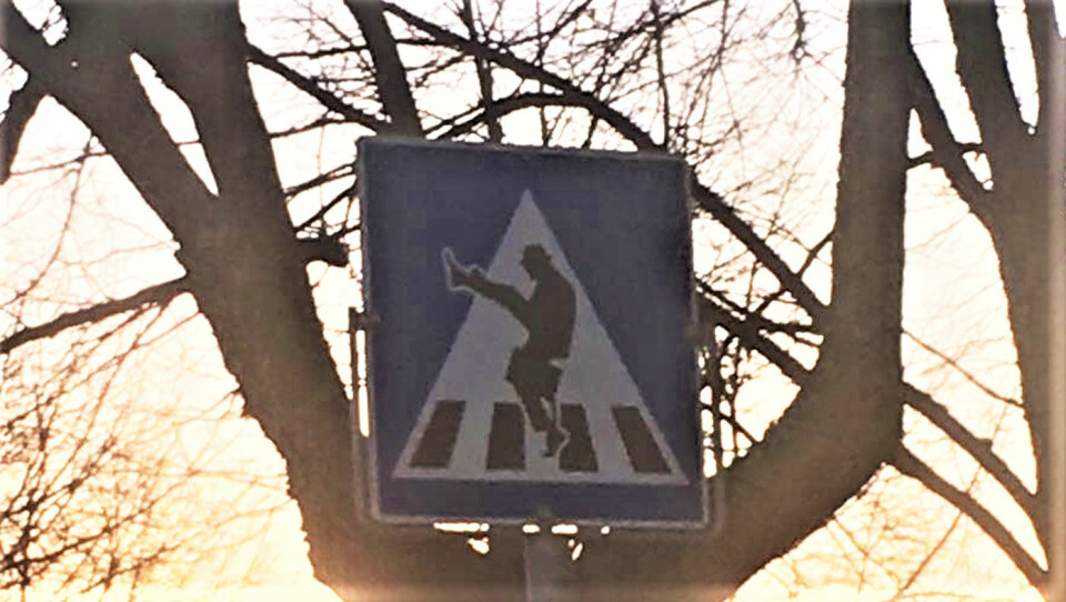 SVÆRE STEG: Mann med hatt ved fotgjengerovergang i Ørje i Østfold. Foto: Privat