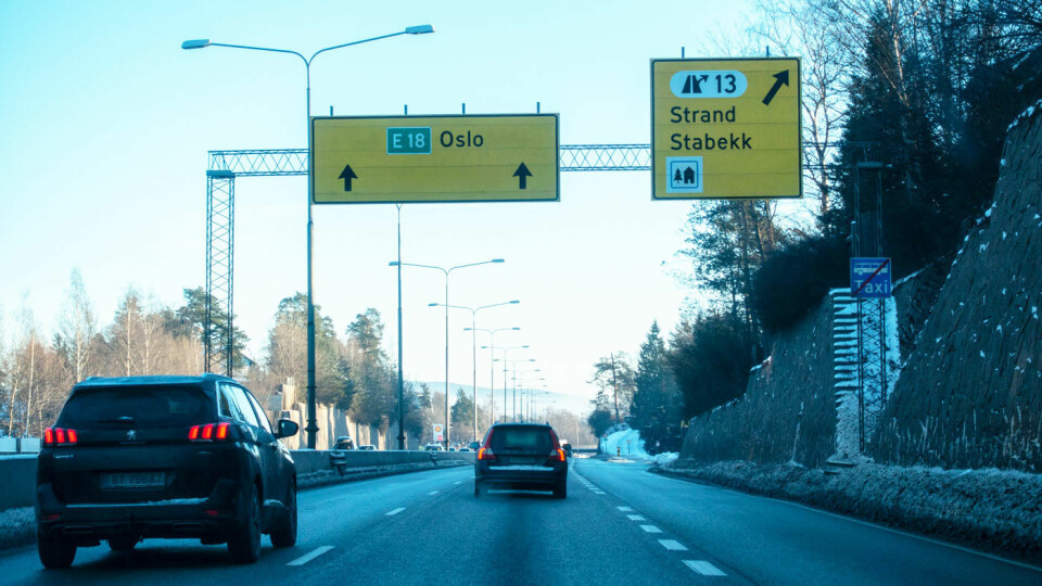 STOPP: Kvinnens bil fikk stans på E18 inn mot Oslo, en av landets travleste veistrekninger. Foto: Peter Raaum