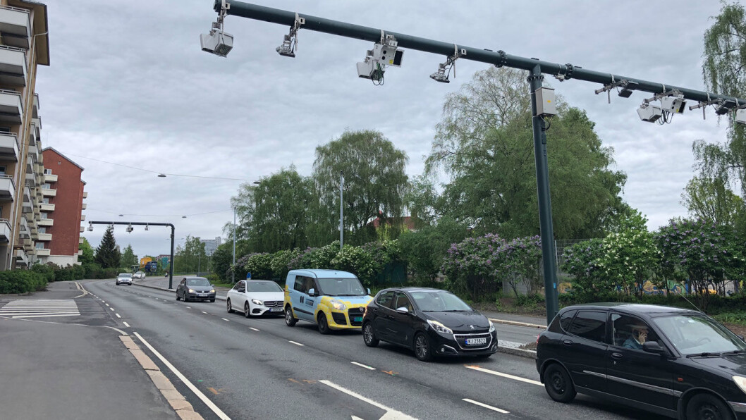 KORT AVSTAND: Slik ser det ut i Fagerheimgata i Oslo – to bommer med 57 skritts avstand som stenger beboerne i tre av bygårdene til venstre inne, og som krever dobbelt betaling av alle som kjører uten brikke. Foto: Geir Røed KORT AVSTAND: Slik ser det ut i Fagerheimgata i Oslo – to bommer med 57 skritts avstand som stenger beboerne i tre av bygårdene til venstre inne, og som krever dobbelt betaling av alle som kjører uten brikke. Foto: Geir Røed
