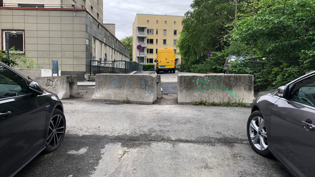FLYTTES: Ved Fagerheimgata på Oslo øst flyttes disse betongsperrene. Dermed slipper beboerne i fire bygårder å alltid betale når de skal ut med bilen sin. Foto: Geir Røed FLYTTES: Ved Fagerheimgata på Oslo øst flyttes disse betongsperrene. Dermed slipper beboerne i fire bygårder å alltid betale når de skal ut med bilen sin. Foto: Geir Røed