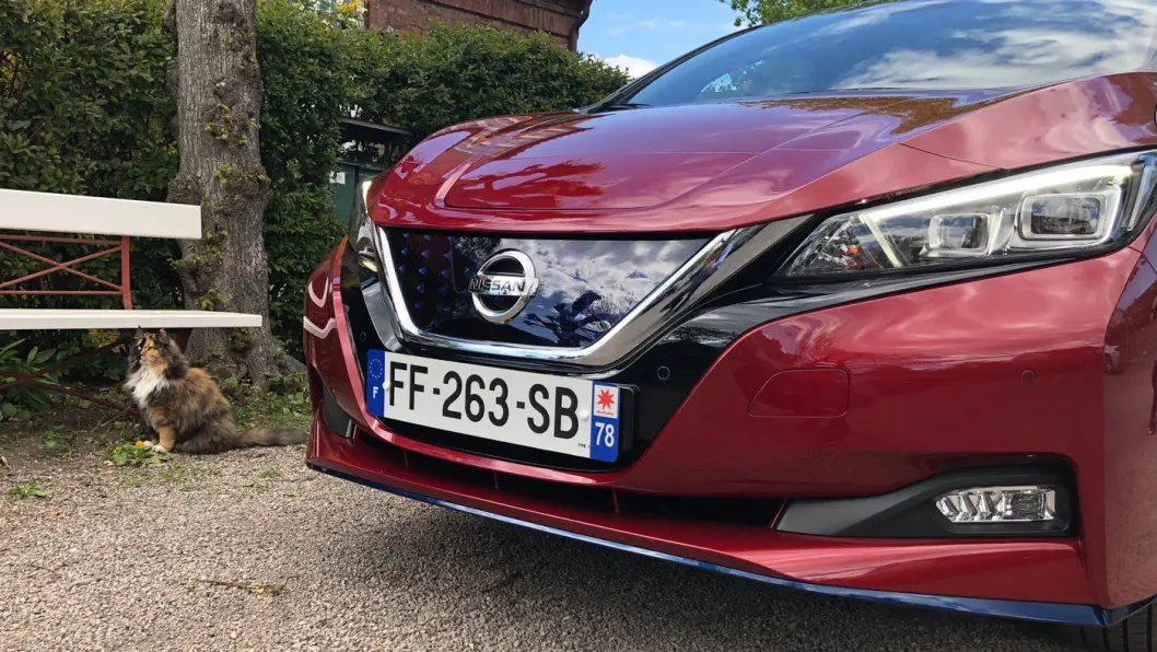 MINIMALT: Her kan du skimte den utvendige endringene på Leaf med den nye batteripakken: En blå stripe nederst i fronten. MINIMALT: Her kan du skimte den utvendige endringene på Leaf med den nye batteripakken: En blå stripe nederst i fronten.