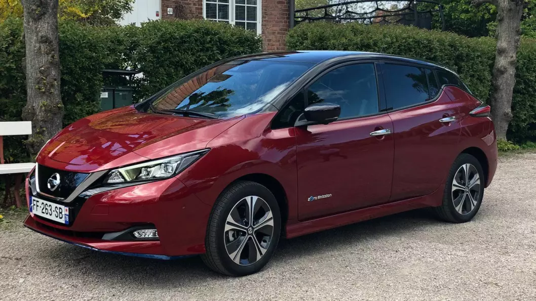 NYGAMMEL: Nissan Leaf har fått et kraftigere batteri, flere hester, bedre rekkevidde og noen nye farger. Men utseendet er ellers det samme.