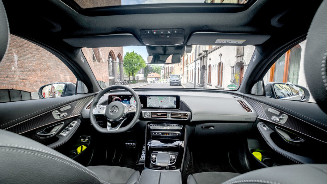 MERKETYPISK: Instrumentpanelet kjenner vi igjen fra stadig flere Mercedes-modeller, mens midtkonsollen kommer fra C-klassen. Materialkvaliteten er litt blandet. MERKETYPISK: Instrumentpanelet kjenner vi igjen fra stadig flere Mercedes-modeller, mens midtkonsollen kommer fra C-klassen. Materialkvaliteten er litt blandet.