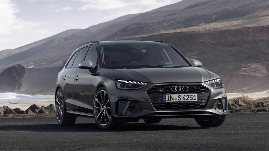 FACELIFT: Ikke så enkelt å se forskjell på nye Audi A4, karosseriformen er som før – men grillen er litt annerledes. Innvendig blir det touchfunksjoner på det meste, i stedet for tradisjonell vri-og-trykke-teknikk. FACELIFT: Ikke så enkelt å se forskjell på nye Audi A4, karosseriformen er som før – men grillen er litt annerledes. Innvendig blir det touchfunksjoner på det meste, i stedet for tradisjonell vri-og-trykke-teknikk.