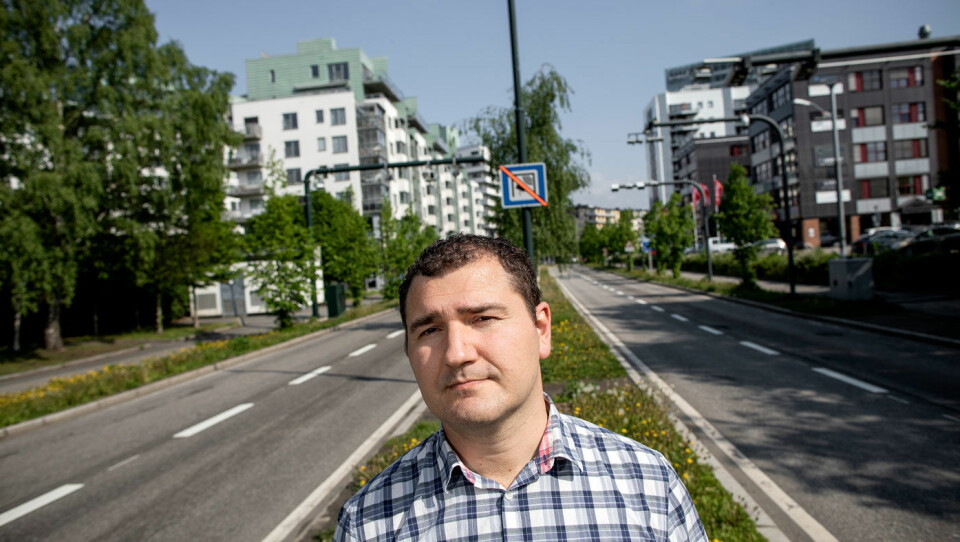 SKUFFET: Mirko Malavrazic forstår ikke hvorfor han og naboene må gjennom minst én bomstasjon hver gang de skal kjøre bil utenfor egen eiendom. Foto: Tomm W. Christiansen