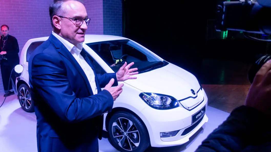 ENDELIG I STØTET: Skoda-Sjef Bernhard Maier foran selskapets første elbil – Citigo-e iV. Foto: Peter Raaum ENDELIG I STØTET: Skoda-Sjef Bernhard Maier foran selskapets første elbil – Citigo-e iV. Foto: Peter Raaum
