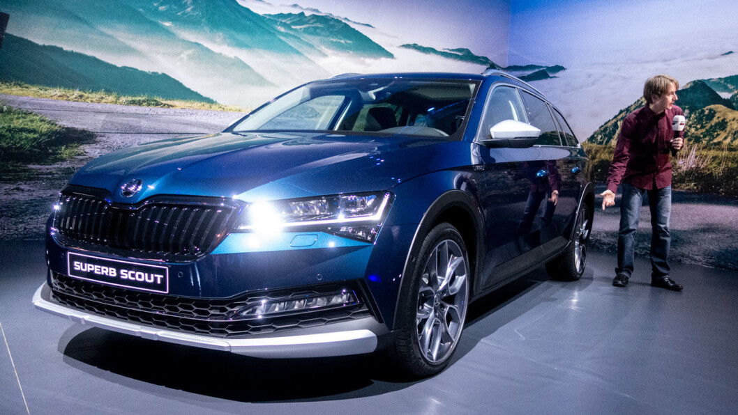 NOE Å SNAKKE OM: Nye Skoda Superb Scout kommer med litt høyere bakkeklaring og firehjulstrekk som standard. Foto: Peter Raaum NOE Å SNAKKE OM: Nye Skoda Superb Scout kommer med litt høyere bakkeklaring og firehjulstrekk som standard. Foto: Peter Raaum