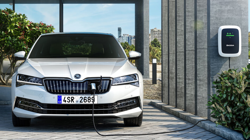 TILKOBLET: Diesel-flaggskipet Skoda Superb kommer omsider i ladbar utgave. TILKOBLET: Diesel-flaggskipet Skoda Superb kommer omsider i ladbar utgave.
