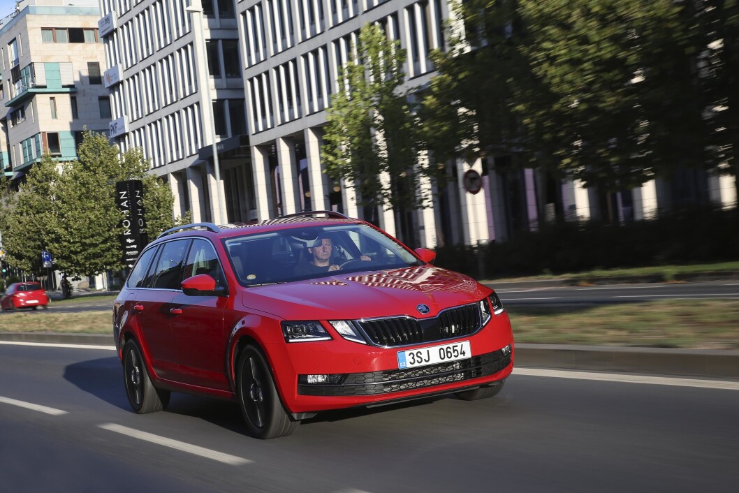RETT OG SLETT SMART: Skoda Octavia er en soleklar familiefavoritt fordi den kan krysse av på viktige punkter enhver familie er opptatt av: sikkerhet, romslighet og en fornuftig pris. RETT OG SLETT SMART: Skoda Octavia er en soleklar familiefavoritt fordi den kan krysse av på viktige punkter enhver familie er opptatt av: sikkerhet, romslighet og en fornuftig pris.