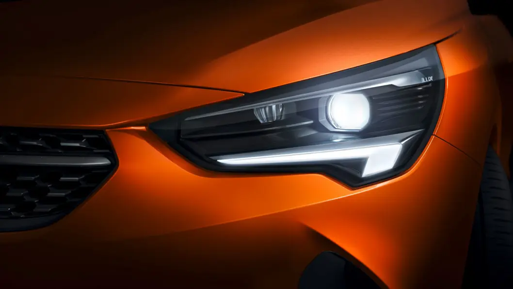 LYSGLIMT: Opel har alltid vært flinke med lys, og Opels adaptive, blendingsfire lyssystem blir standard i Corsa. LYSGLIMT: Opel har alltid vært flinke med lys, og Opels adaptive, blendingsfire lyssystem blir standard i Corsa.