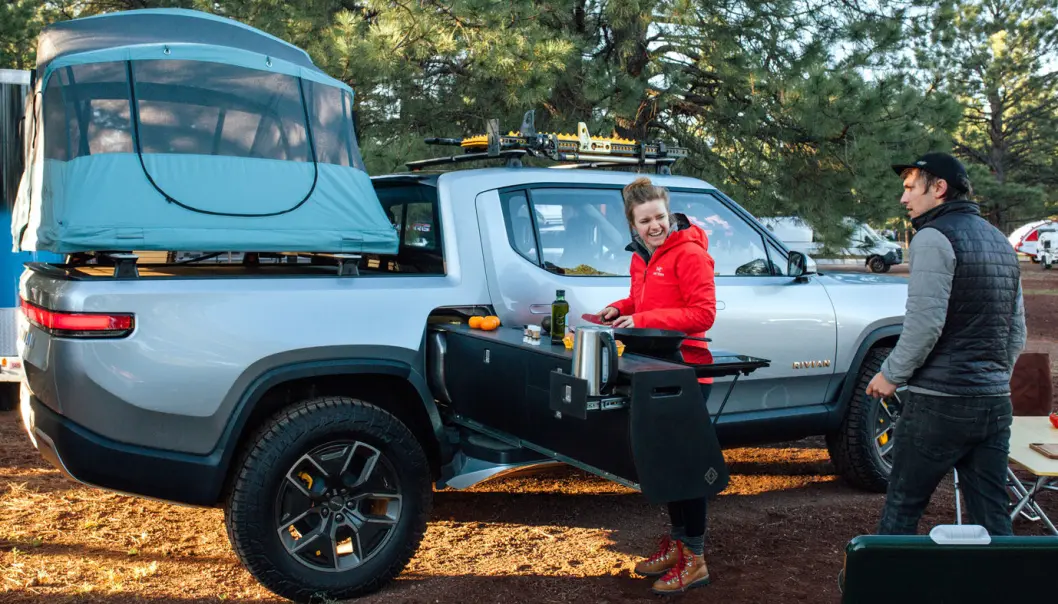 <span class=" font-weight-bold" data-lab-font_weight_desktop="font-weight-bold">CAMPINGDRØM: </span>Rivian har også utviklet denne campingversjonen av R1T. En uttrekkbar tunnel mellom kahytten og lasteplanet skjuler et komplett kjøkken. <span class=" font-weight-bold" data-lab-font_weight_desktop="font-weight-bold">CAMPINGDRØM: </span>Rivian har også utviklet denne campingversjonen av R1T. En uttrekkbar tunnel mellom kahytten og lasteplanet skjuler et komplett kjøkken.