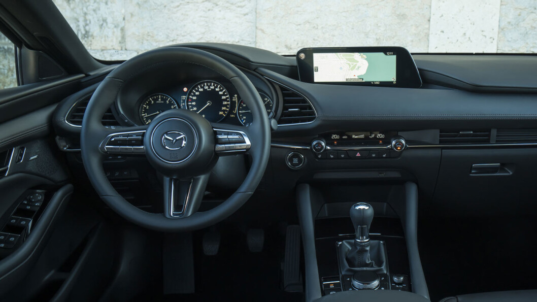 KVALITET: Inge biler gir deg like mye kvalitetsfølelse til drøye 300.000 kroner som Mazda 3. Interiøret preges av tradisjonell layout og lekre materialer. KVALITET: Inge biler gir deg like mye kvalitetsfølelse til drøye 300.000 kroner som Mazda 3. Interiøret preges av tradisjonell layout og lekre materialer.