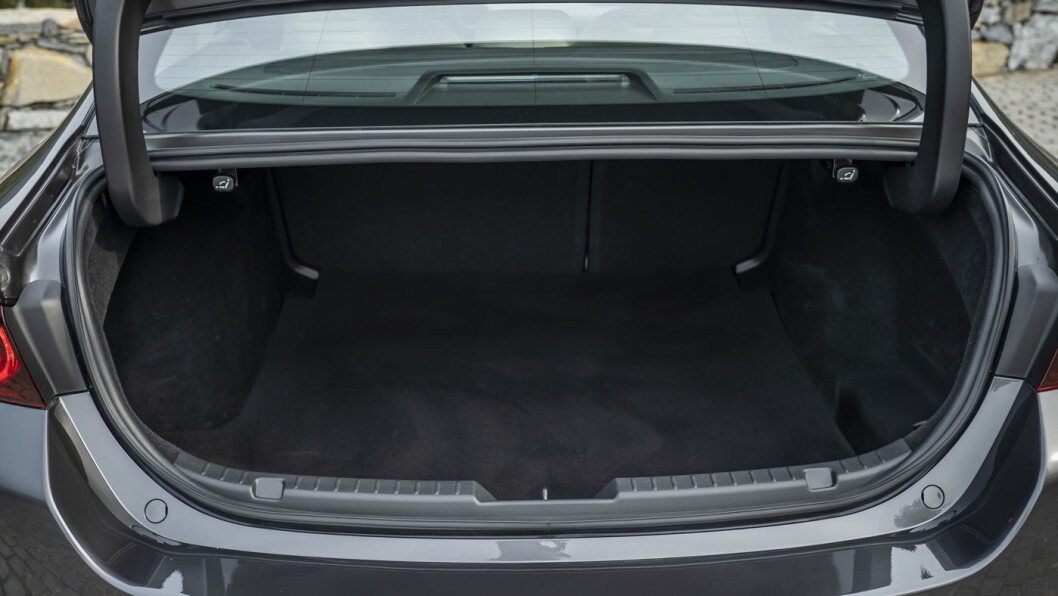 PLASS NOK: Bagasjerommet på 385 liter er nok til dem som er på jakt etter en elegant bil i denne klassen. PLASS NOK: Bagasjerommet på 385 liter er nok til dem som er på jakt etter en elegant bil i denne klassen.