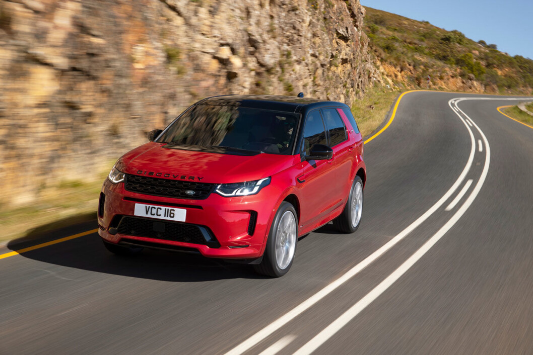 MILD HYBRID: Jaguar Land Rover oppgraderer sin bestselger Discovery Sport med et helt nytt interiør – og en smule elektrifisering. MILD HYBRID: Jaguar Land Rover oppgraderer sin bestselger Discovery Sport med et helt nytt interiør – og en smule elektrifisering.