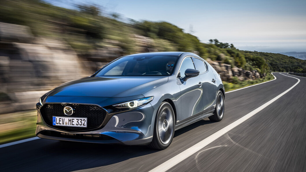 PRISVINNER: Mazda3 tar seg bra ut fra alle vinkler. Det mener også verdens motorjournalister. Bilen vant den gjeve designprisen i konkurranse mot Peugeot 208 og Porsche Taycan. PRISVINNER: Mazda3 tar seg bra ut fra alle vinkler. Det mener også verdens motorjournalister. Bilen vant den gjeve designprisen i konkurranse mot Peugeot 208 og Porsche Taycan.