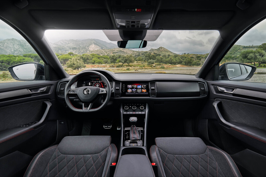 STØRST: SUV-en Kodiaq RS har et sportslig interiør med mye boltringsplass. STØRST: SUV-en Kodiaq RS har et sportslig interiør med mye boltringsplass.