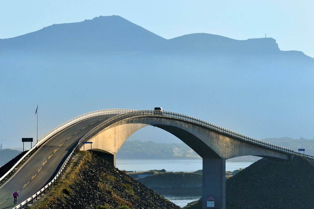 BESTE BILTUR: Atlanterhavsveien i Møre og Romsdal er kåret til den beste bilturen i Europa av TomTom. Her ved Storseisundbrua på Nasjonal Turistveg. Foto: Jarle Wæhler / Statens vegvesen BESTE BILTUR: Atlanterhavsveien i Møre og Romsdal er kåret til den beste bilturen i Europa av TomTom. Her ved Storseisundbrua på Nasjonal Turistveg. Foto: Jarle Wæhler / Statens vegvesen