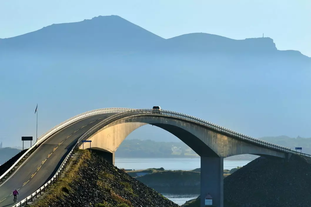 BESTE BILTUR: Atlanterhavsveien i Møre og Romsdal er kåret til den beste bilturen i Europa av TomTom. Her ved Storseisundbrua på Nasjonal Turistveg. Foto: Jarle Wæhler / Statens vegvesen