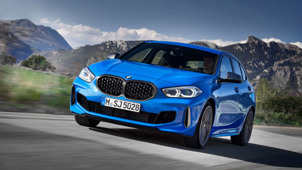 FÅR STRØM: BMW-1 har gått gjennom store endringer – fra bakhjulsdrift til forhjulsdrift – uten at verken karosseriet eller designet er endret nevneverdig. Nå kommer den også i helelektrisk versjon. FÅR STRØM: BMW-1 har gått gjennom store endringer – fra bakhjulsdrift til forhjulsdrift – uten at verken karosseriet eller designet er endret nevneverdig. Nå kommer den også i helelektrisk versjon.