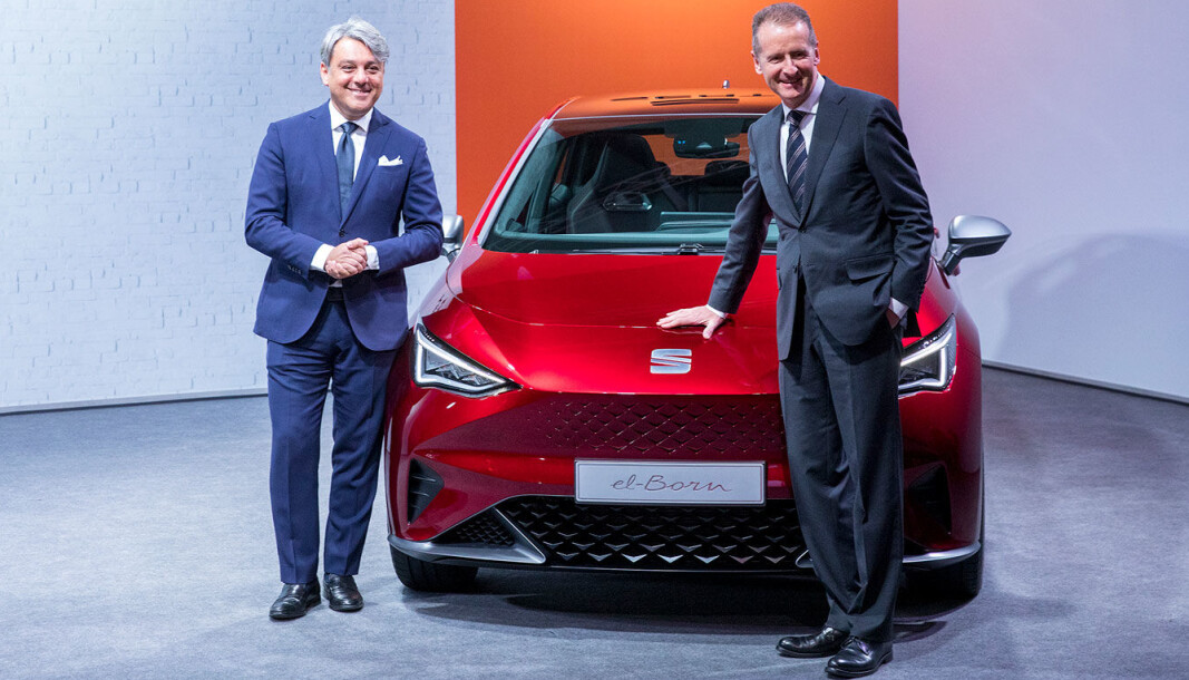 <span class=" font-weight-bold" data-lab-font_weight_desktop="font-weight-bold">NYE MODELLER:</span> Konsernsjef i Volkswagen Herbert Diess (t.h.) og tidligere Seat-sjef Luca de Meo foran Seat el-Born, som er en versjon av VW ID.3, og snart klar for markedet som en Cupra El-Born. <span class=" font-weight-bold" data-lab-font_weight_desktop="font-weight-bold">NYE MODELLER:</span> Konsernsjef i Volkswagen Herbert Diess (t.h.) og tidligere Seat-sjef Luca de Meo foran Seat el-Born, som er en versjon av VW ID.3, og snart klar for markedet som en Cupra El-Born.