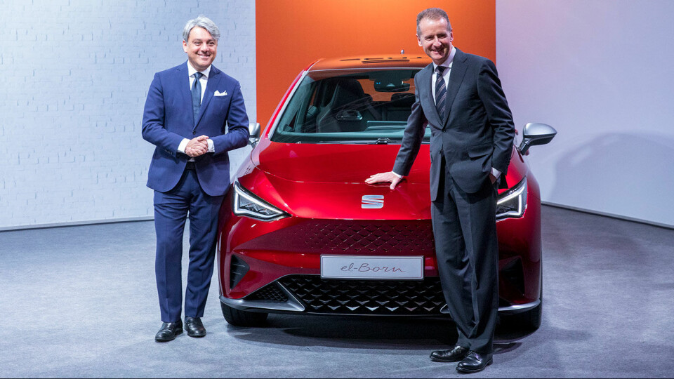 FØRST I LØYPA: el-Born er SEATs første elbil. Her er konsernsjef Herbert Diess i Volkswagen AG (t.h.) og SEATs toppsjef Luca de Meo fra første visning av bilen tidligere i år.