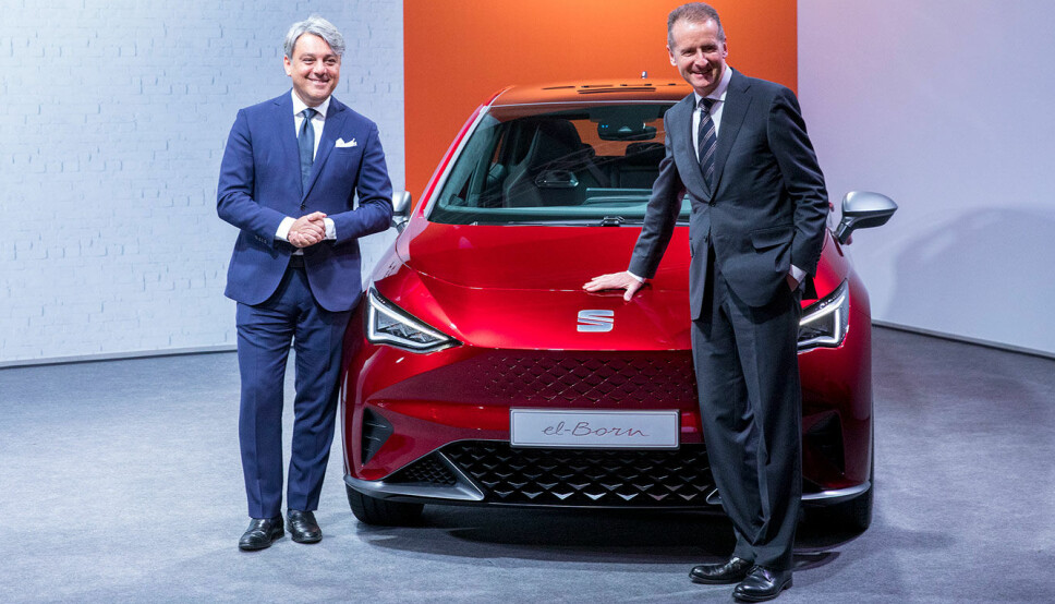 NYE MODELLER: Konsernsjef i Volkswagen Herbert Diess (t.h.) og tidligere Seat-sjef Luca de Meo foran Seat el-Born, som er en versjon av VW ID.3, og snart klar for markedet som en Cupra El-Born.