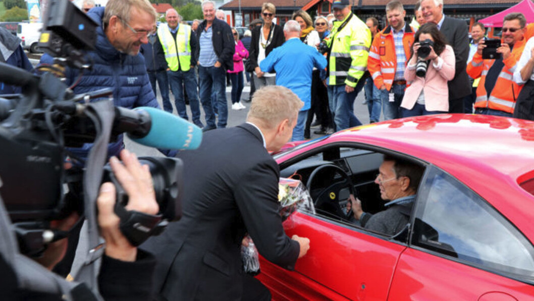 ÅPNING: I fjor høst åpnet statssekretær Tommy Skjervold (med ryggen til) i Samferdselsdepartementet ny riksvei mellom Ulefoss og Gvarv. Foto: Tor Arvid Austråt Gundersen, Statens vegvesen ÅPNING: I fjor høst åpnet statssekretær Tommy Skjervold (med ryggen til) i Samferdselsdepartementet ny riksvei mellom Ulefoss og Gvarv. Foto: Tor Arvid Austråt Gundersen, Statens vegvesen